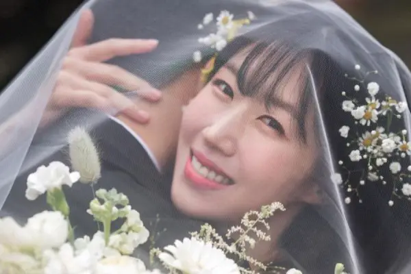 7 Romantic Pre-Wedding Photos Of Jinju, Former Wassup Member, And Her Partner!