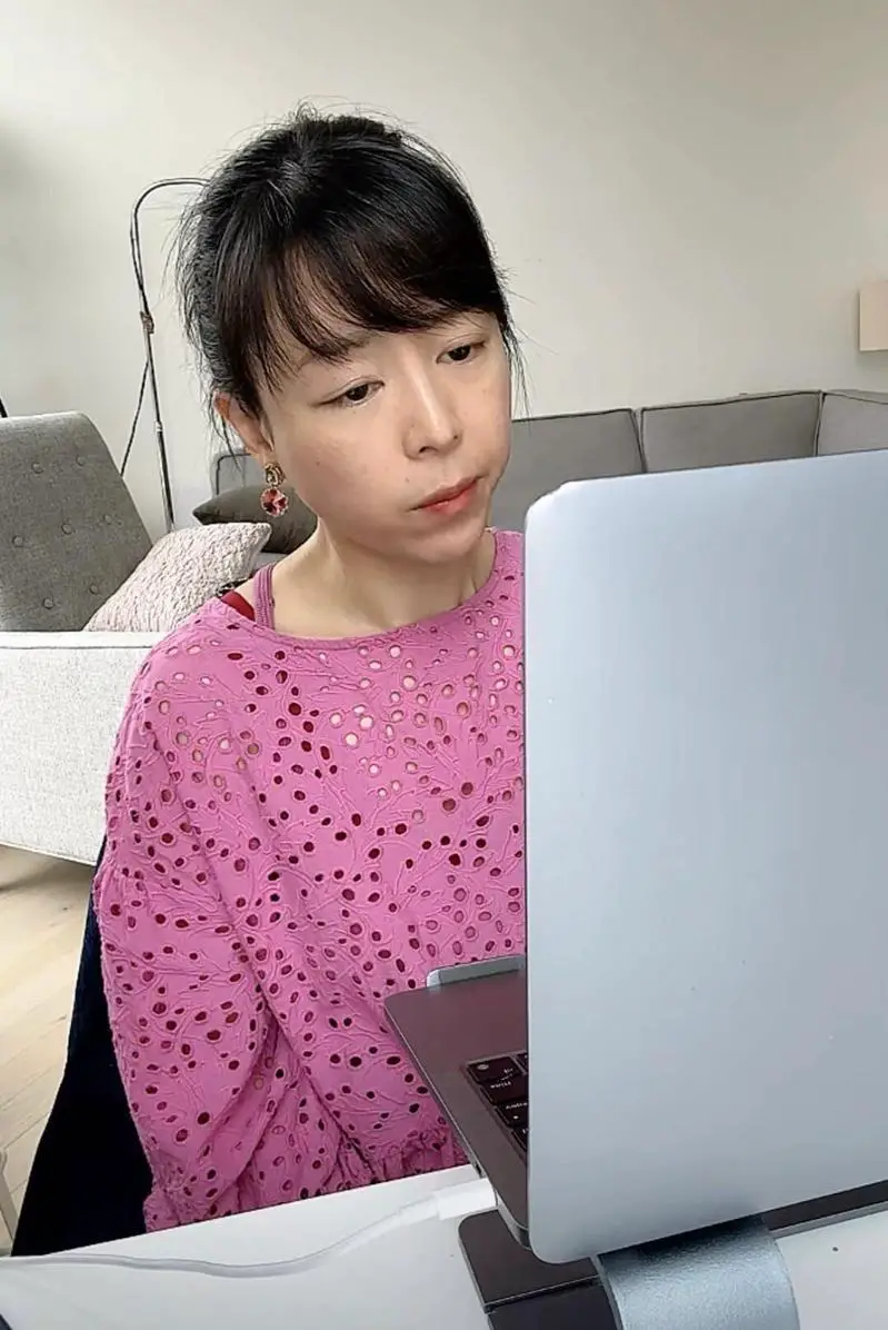 Zhang Jingchu Started A Live Broadcast To Share Her Reading, And Her Haggard Appearance Aroused Heated Discussion Among The Outside World. (Taken From Weibo)