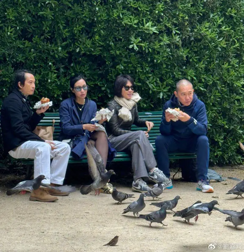 After Seeing The Famous Paintings, The Two Couples Ate Burgers And Fed The Pigeons In The Park. (Taken From Weibo)