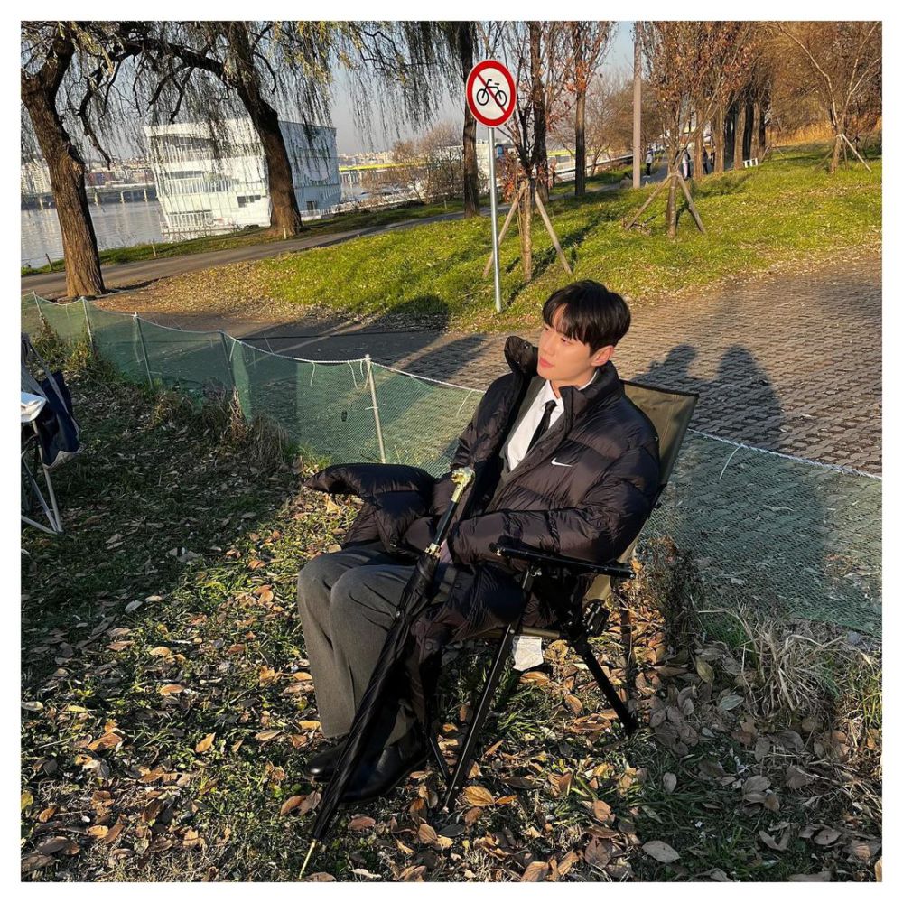 Lee Jun Young Relaxing On Set