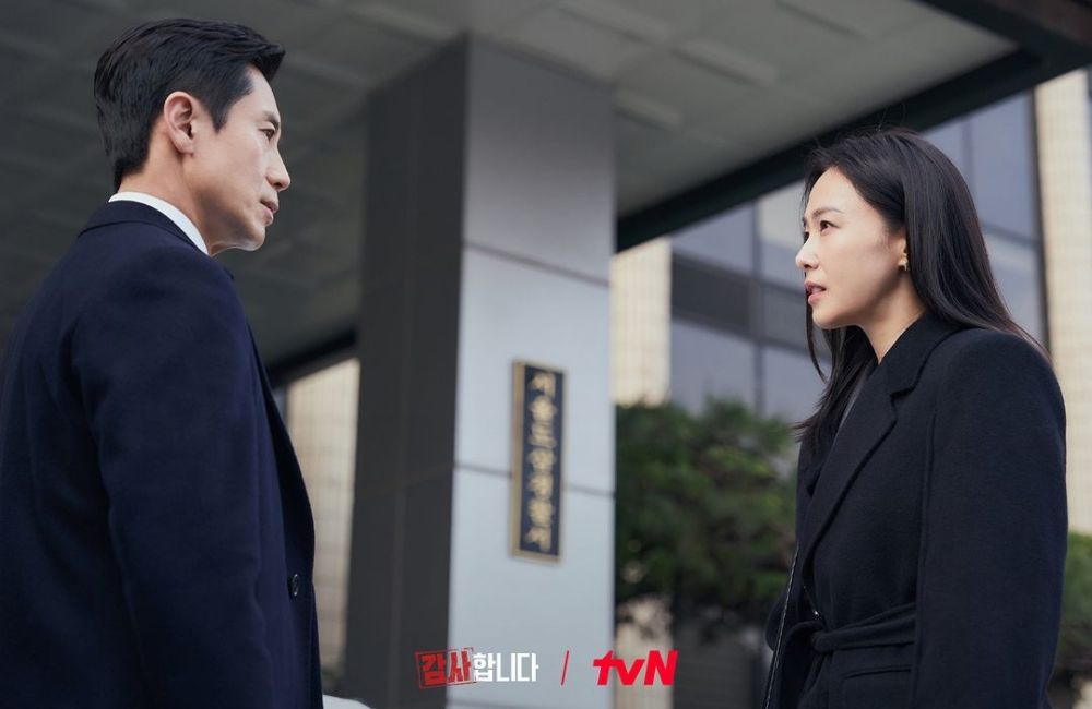 Shin Ha Kyun and Hong Soo Hyun in The Auditors