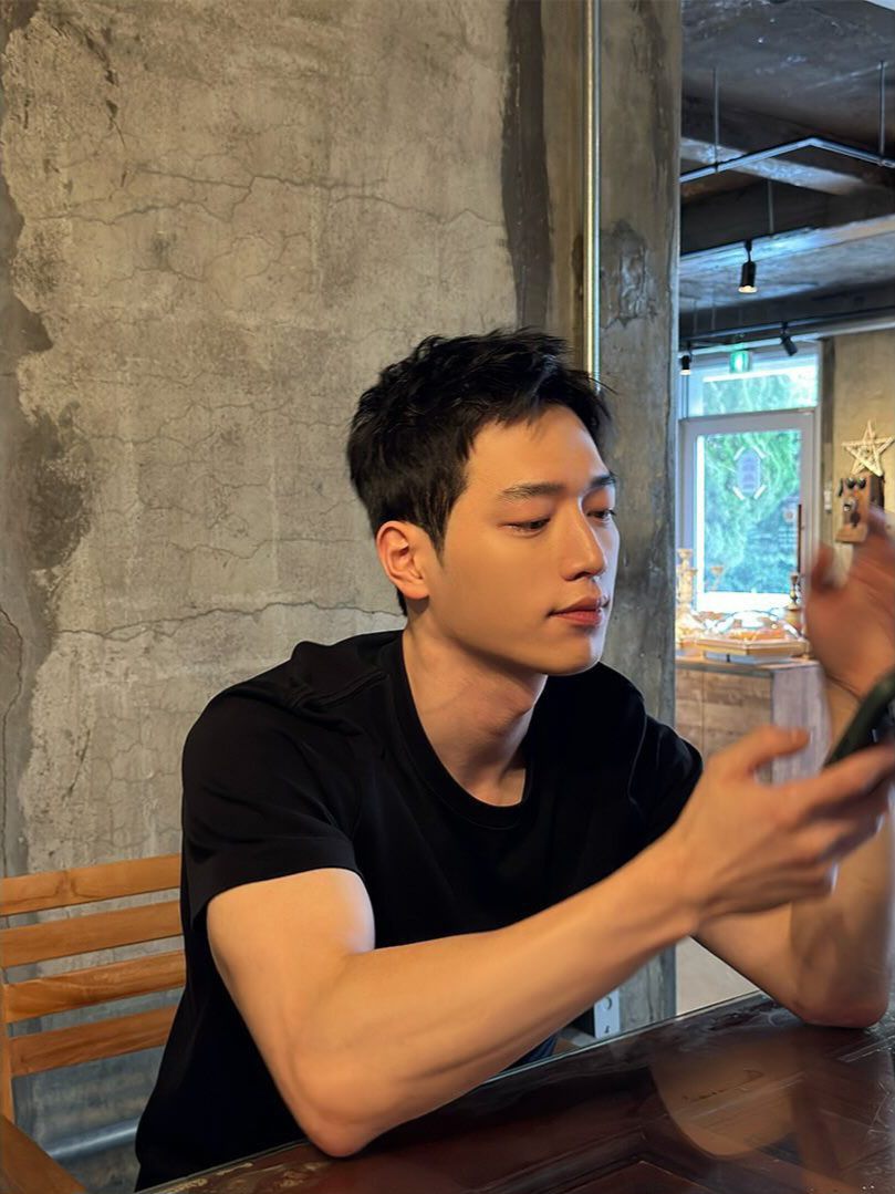 Seo Kang Joon's latest portrait after military service