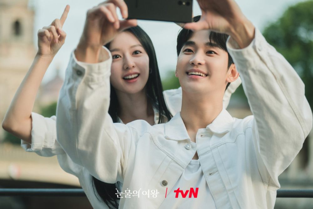 Kim Soo Hyun and Kim Ji Won in Queen of Tears