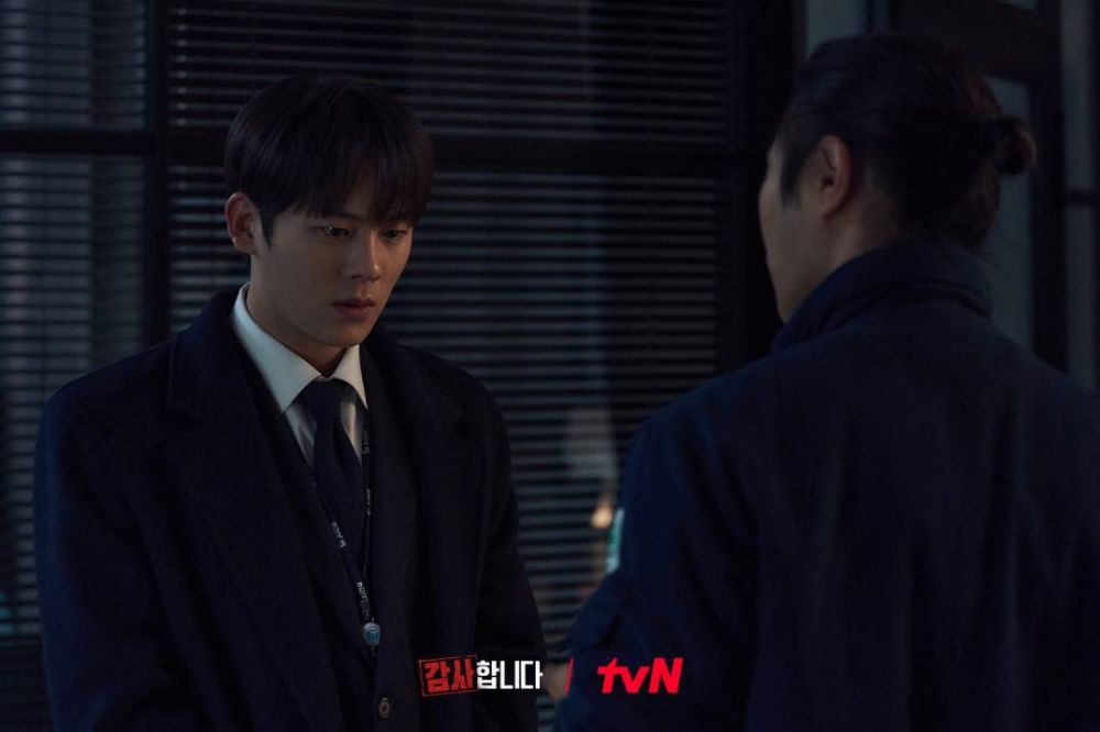 Gu Han Soo trying to return Bae Young Sik's laptop