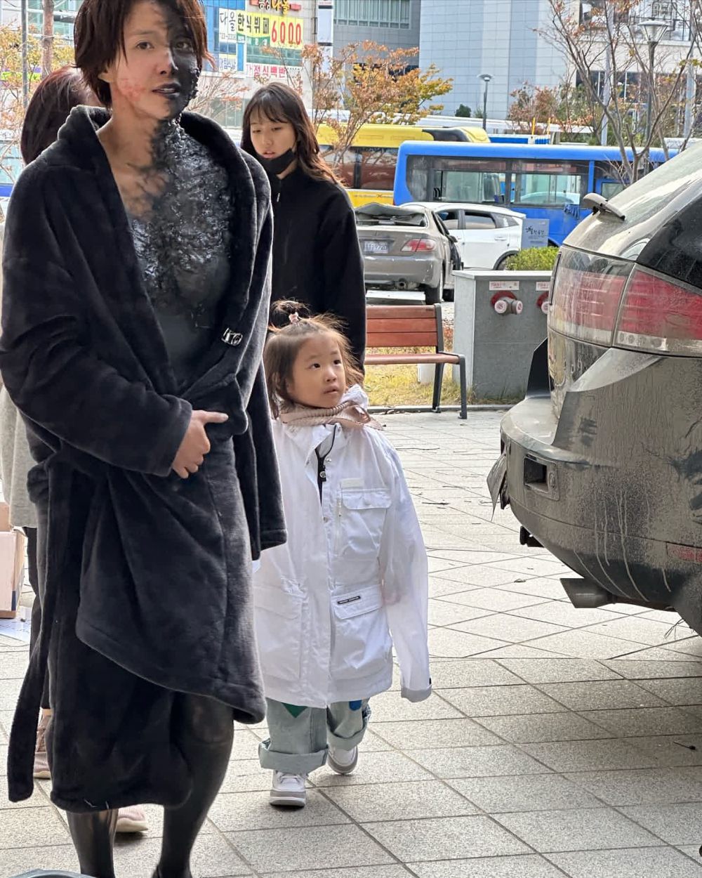 Lee Si Young and her son at Sweet Home 3 filming location